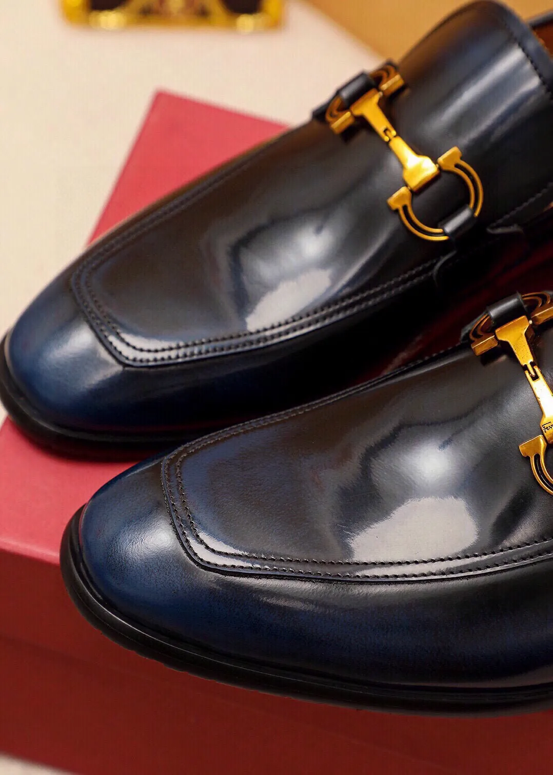 Men's shoes 💰520 💐 Product trademark: Ferragamo "Ferragamo" casual leather shoes Regular size: 38-44 (45🉑️customized) Product materials: Selected imported first-layer open-edge beaded cowhide upper + original hardware buckle, imported water-dyed cowhide leather lining. Strong three-dimensional visual effect, combined outsole Color: 3⃣️colors available